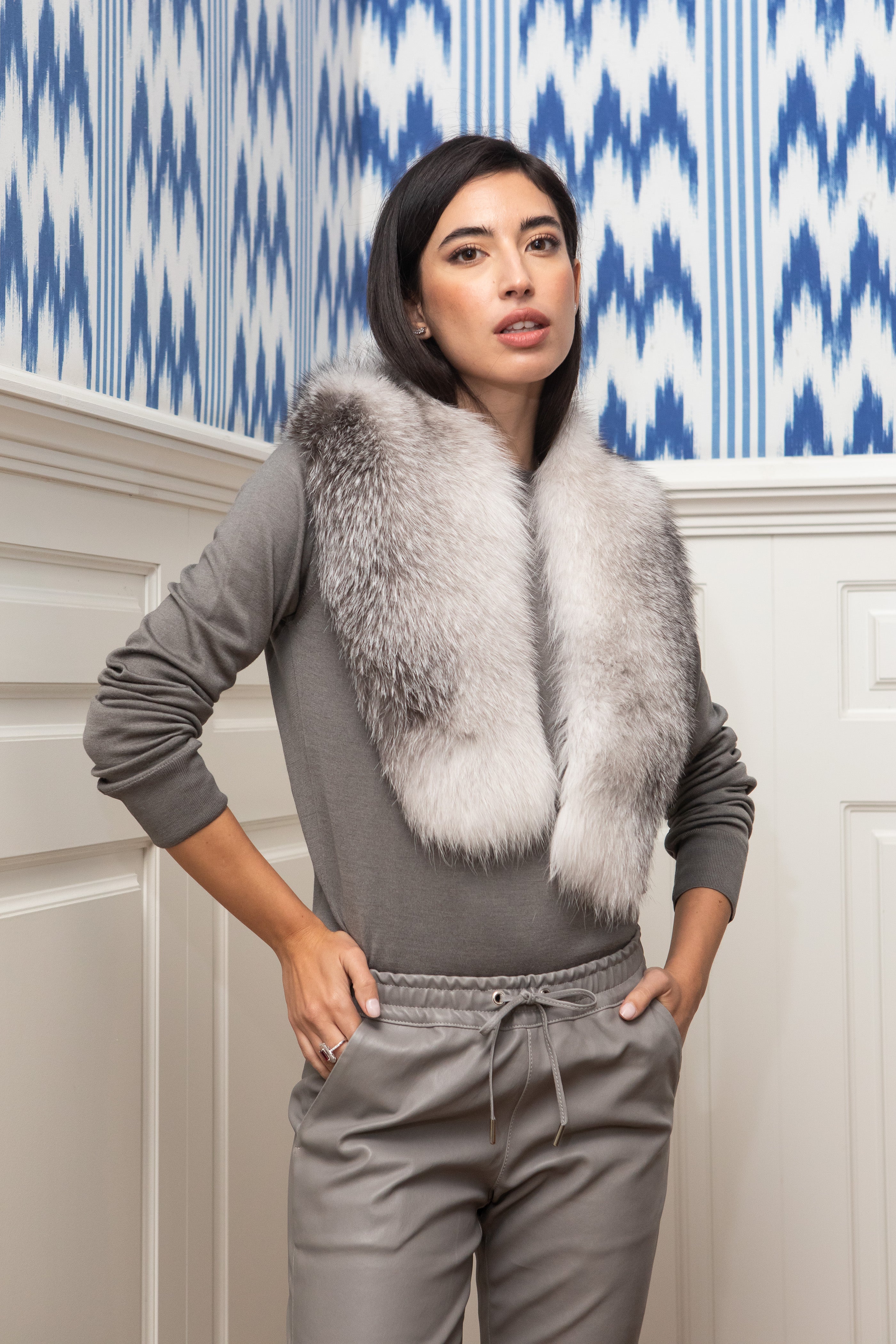 CUELLO DE PELO GRIS PERLA