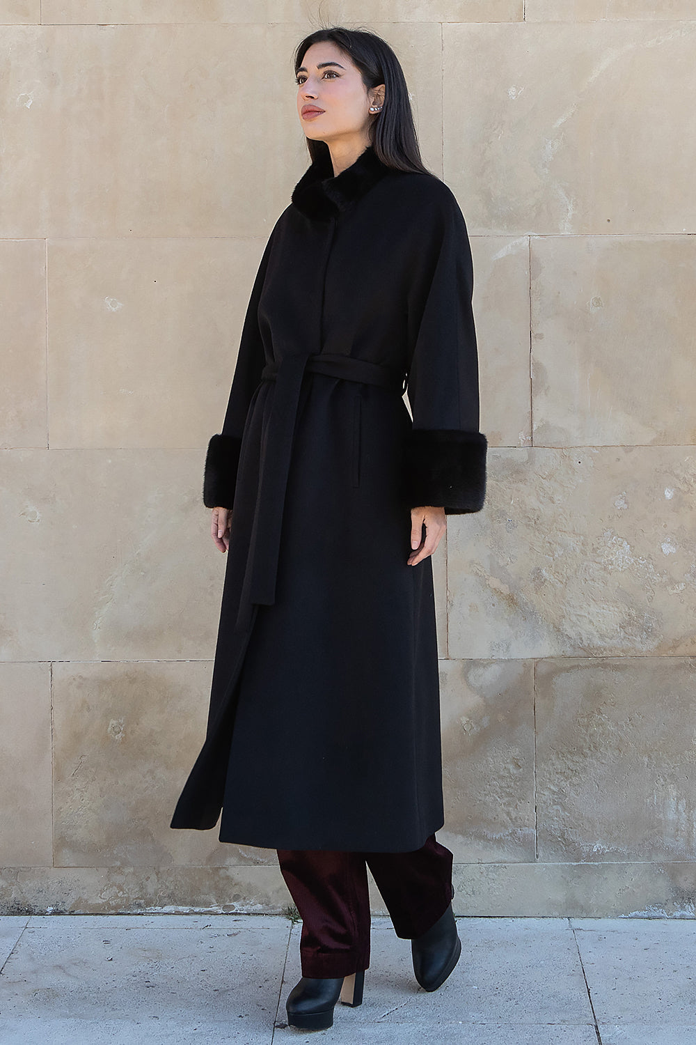 ABRIGO CASHMERE NEGRO CUELLO Y MANGAS VISÓN