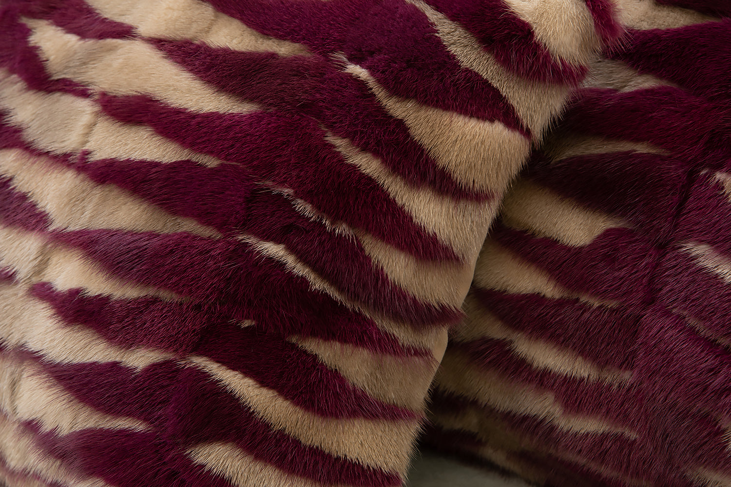 COJÍN VISÓN BICOLOR