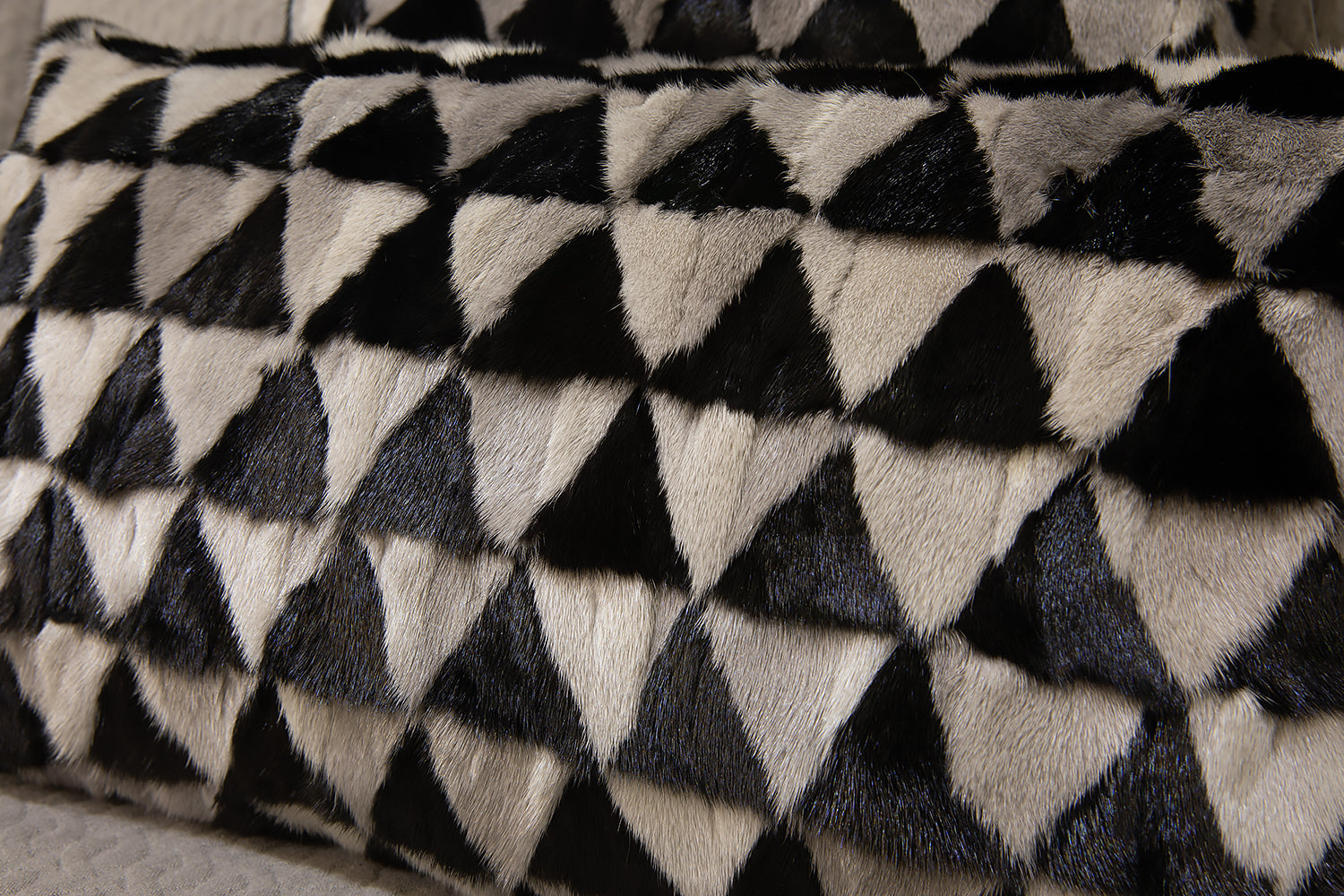 COJÍN VISÓN TRIÁNGULOS