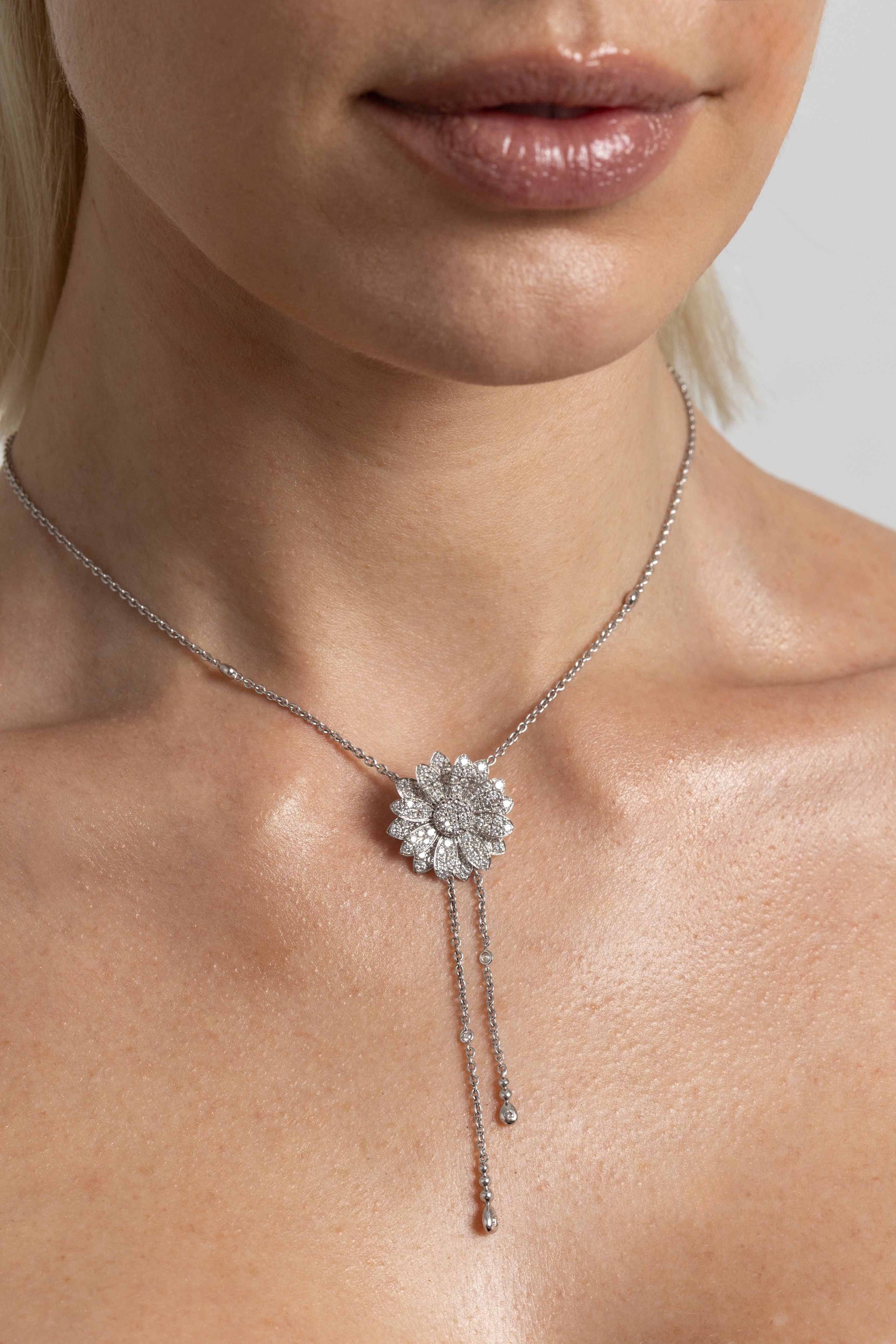 Colgante Flor Oro blanco y Diamantes