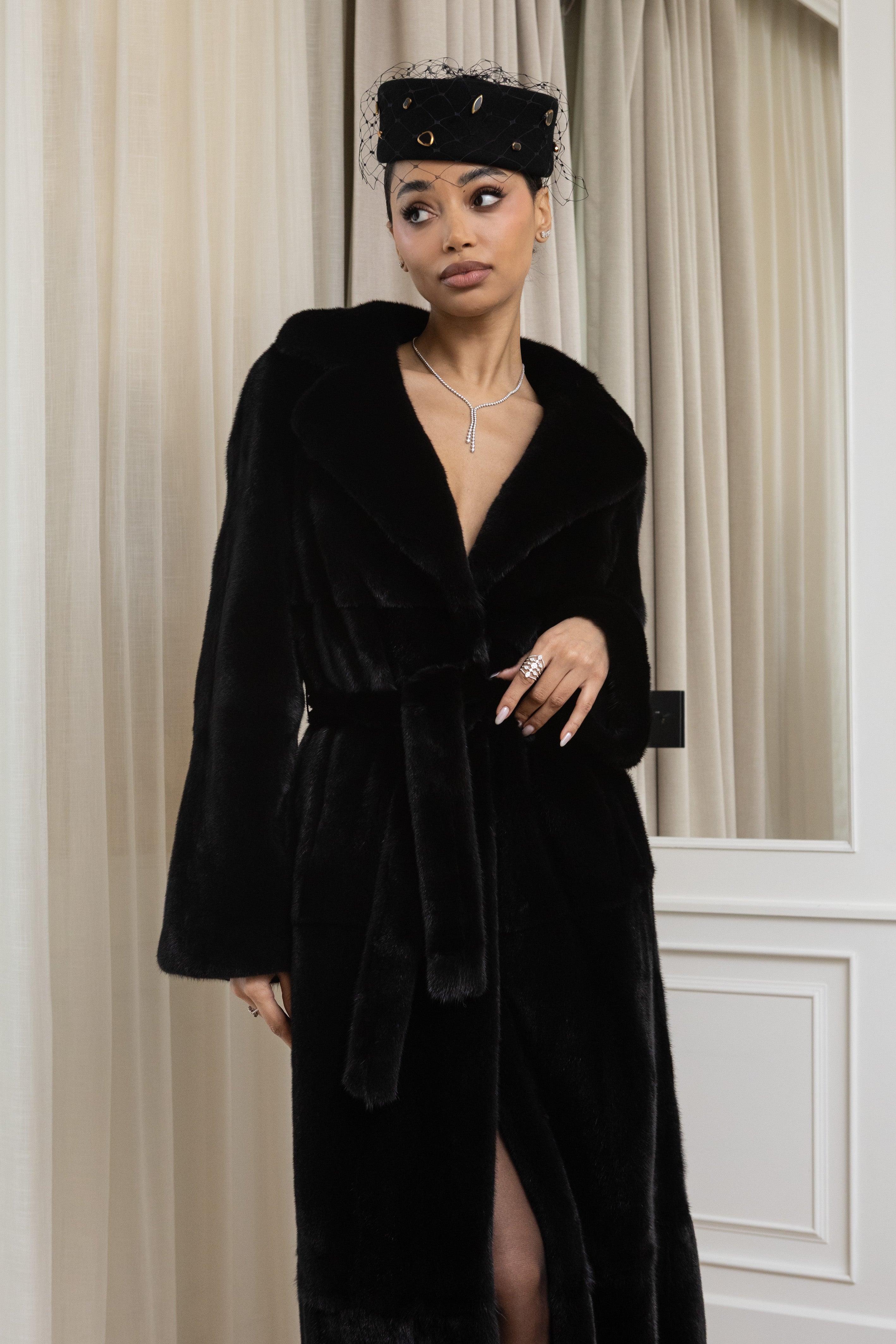 ABRIGO LARGO VISÓN NEGRO